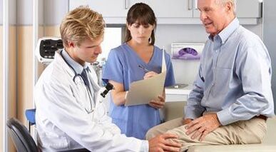 Patient with arthrosis in the inspection of an orthopedic
